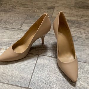Michael Kors Dorothy Nude Leather Pump EUC